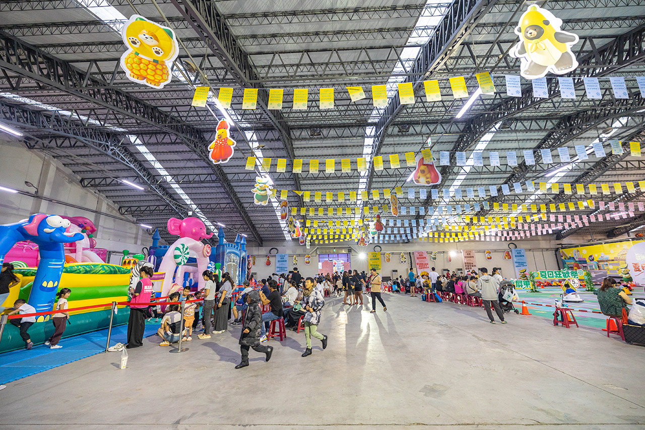 2025屏東夏日嘉年華免費入園｜童話冰宮｜狂歡遊樂園海盜船、瘋狂蛋糕，氣墊城堡、夏日兜風樂園賽車｜夏日遊園｜屏東夏日派對活動推薦