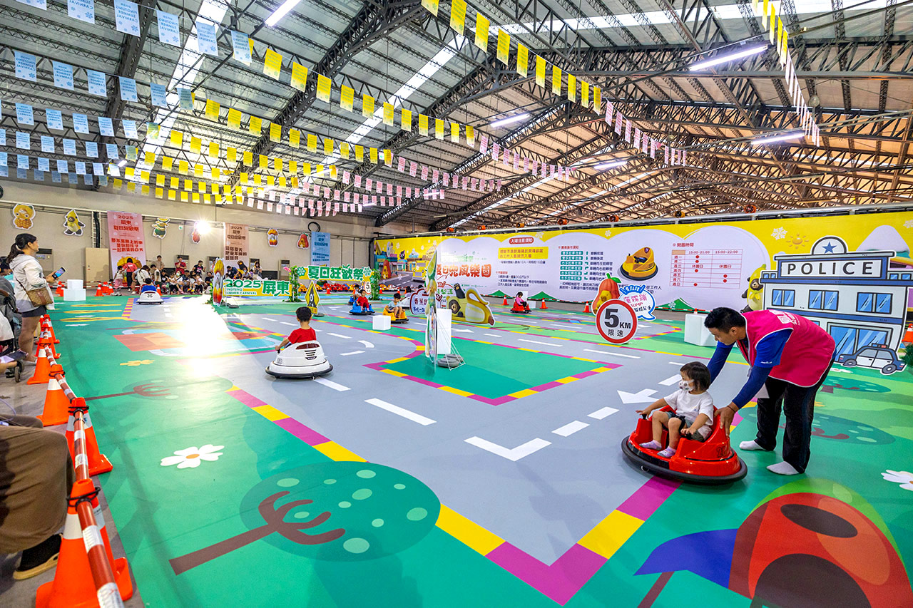 2025屏東夏日嘉年華免費入園｜童話冰宮｜狂歡遊樂園海盜船、瘋狂蛋糕，氣墊城堡、夏日兜風樂園賽車｜夏日遊園｜屏東夏日派對活動推薦