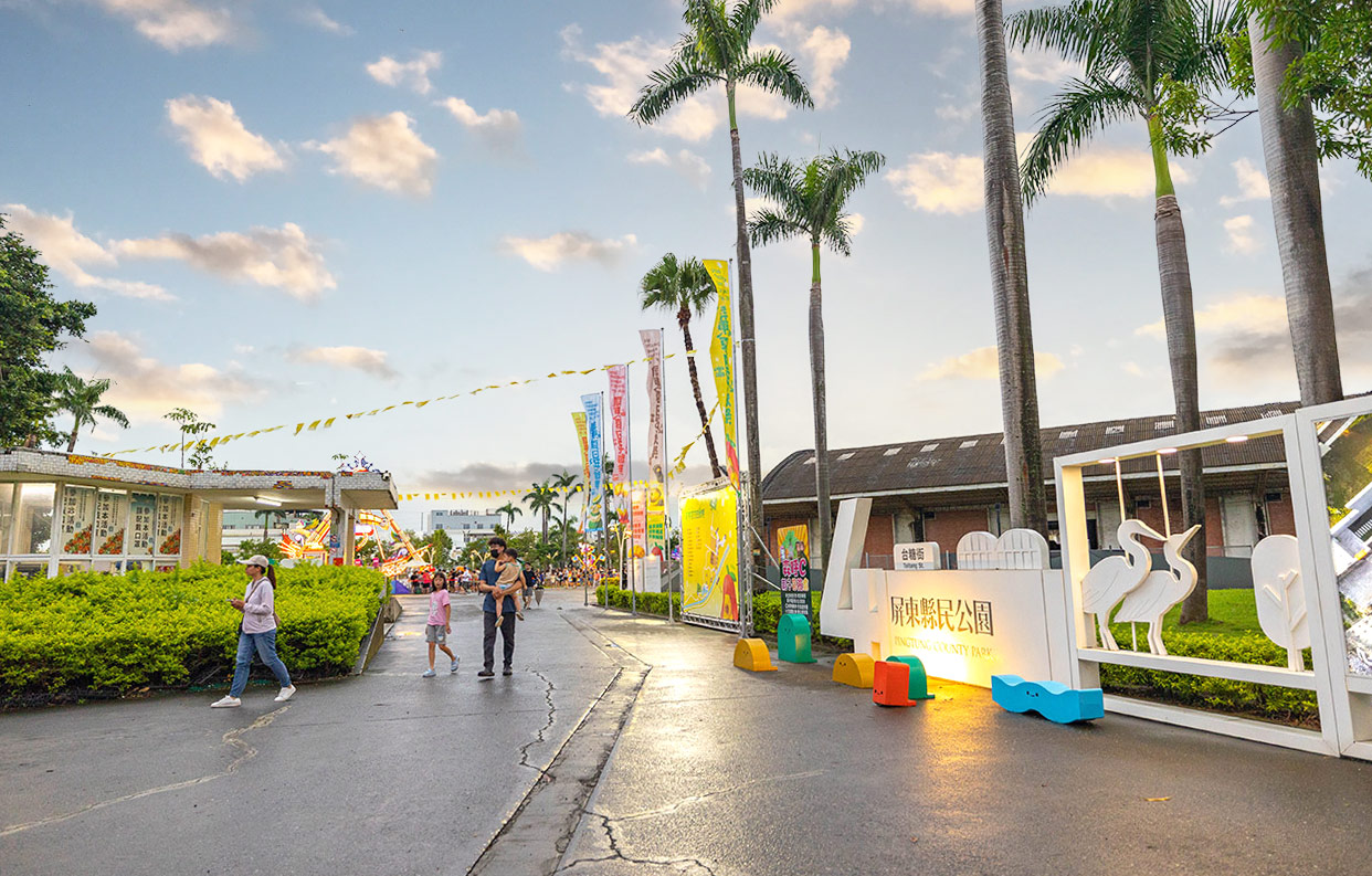 2025屏東夏日嘉年華免費入園｜童話冰宮｜狂歡遊樂園海盜船、瘋狂蛋糕，氣墊城堡、夏日兜風樂園賽車｜夏日遊園｜屏東夏日派對活動推薦