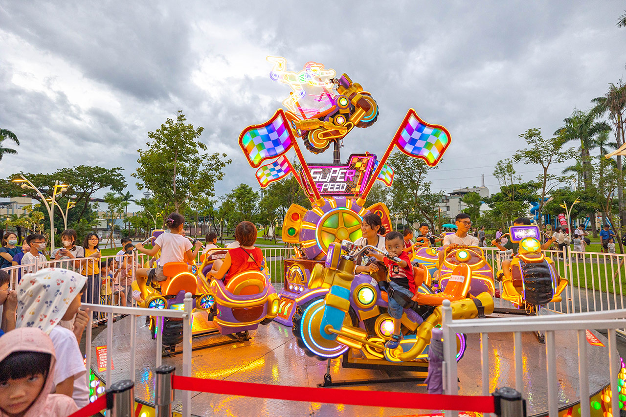 2025屏東夏日嘉年華免費入園｜童話冰宮｜狂歡遊樂園海盜船、瘋狂蛋糕，氣墊城堡、夏日兜風樂園賽車｜夏日遊園｜屏東夏日派對活動推薦
